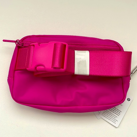 NWT Lululemon Everywhere Belt bag Sonic Pink 1L - Picture 2 of 15